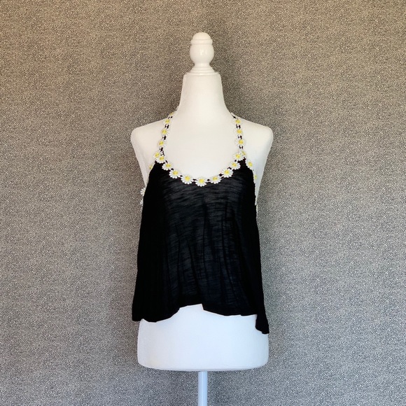 ✨💫Black Tank Top with Daises💫✨ - Picture 2 of 5